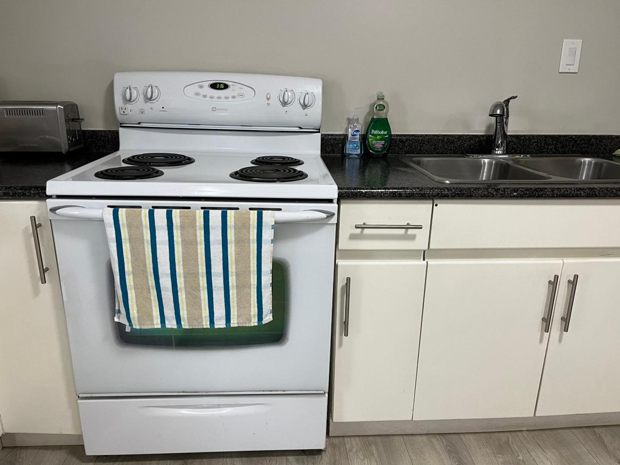 Licensed Spacious Basement With One King-size Bed Holiday home Chilliwack